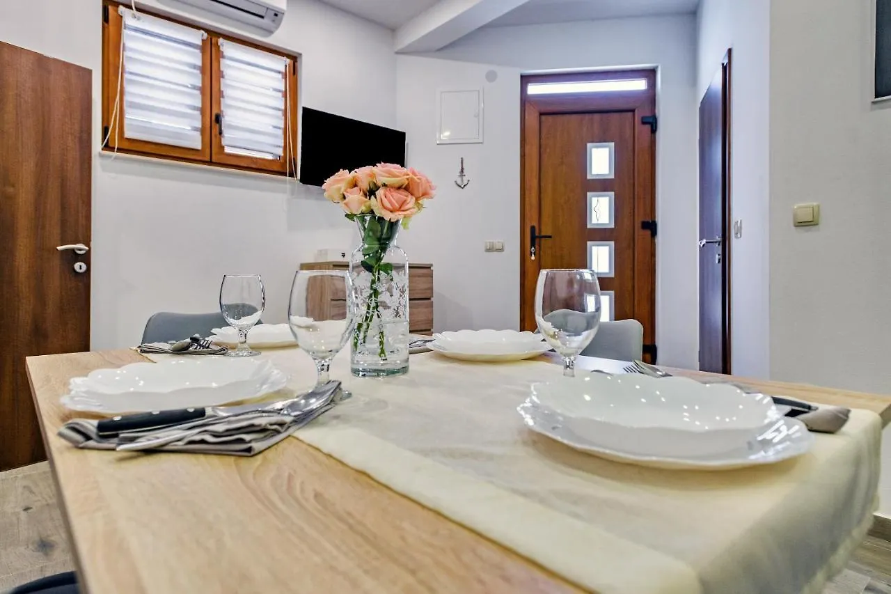 Modern Apartment On The Beach - Mala Lamjana Kali 0*,