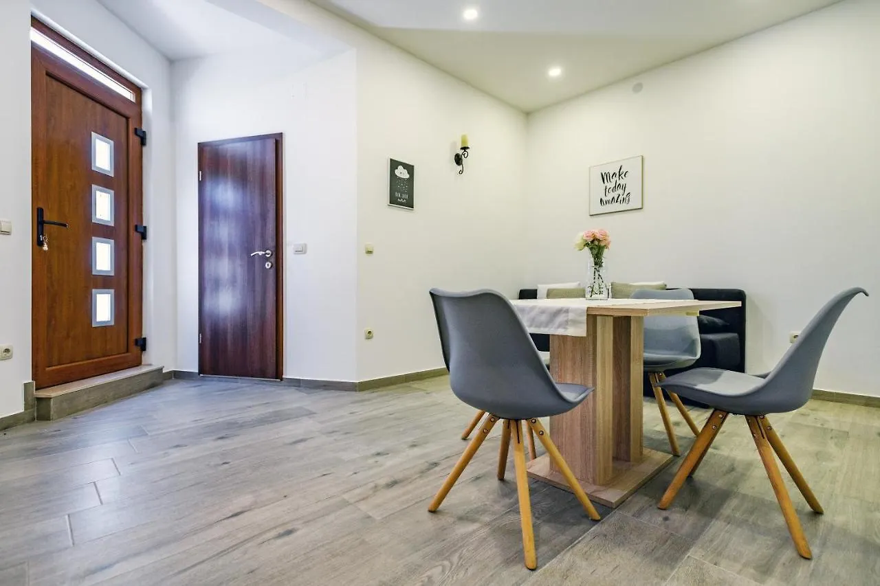 Modern Apartment On The Beach - Mala Lamjana Kali 0*,